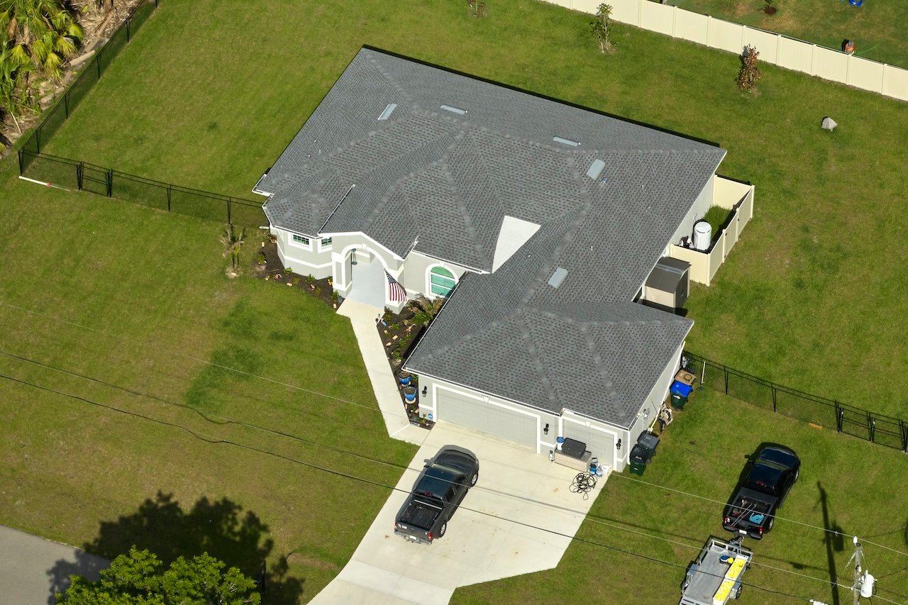 Aerial view of typical contemporary american private house with roof top covered with asphalt shingles and green lawn on yard. SSUCv3H4sIAAAAAAAACoxTyW7bMBC9F+g/GDzXqEhqzT8UzT3ogSJpizBNClwSFIH/vUNJVGijDXqRNG+WNzNv9P71y+GARuYVR0+H92SBrbSOPjgWlDUAV9823EkjpCuRV0fbqgSkUME6xXQJjizwybCrBNBErRN8W5zIBxail75g91MMQTofLL8ATHOV2RrRlMCozkvQPNlgk6Ooy1mQZ2jkrnKe82W1D9mxOCEDXAht1ddW4rhgGVqL/yPzmbmL//4zBmGt+1uZH8pzqTUz0kb/UXP9+JWnYmdp+O/U9a2Yx0kt2bqnlzUUXd5gS9dlvi2IRaFsMe+r5Uz7h83MTnFlzkWaDdOiak7jNprgUguIEJInQdramY06iXiCsjLjE/MeMkTGSxXgjOy1oDI2LDNsa0YCZEomphRX8KhJVQ8DpbRF5X1MCuosHeUe46wtEzKR7lI8Xg5u26bGBF67GPsRJV/TkbaqP3yP97TGUIKHNSSrn/S8KmD6D3Za0YLhnp02mHzO3jYDbGRjv/trIFCJT/4aUA4TQmlfD7uAmR0R3DcDGTq8ux7JUd2CBlXTDcudbrQqDYx63PeVPMnjKIk41v1JHEfW1sfTQFjHcdfikUHW7Q8AAAD//wMASsj9NFwEAAA=